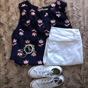 41 Hawthorne - V Cut Geometric Print Top